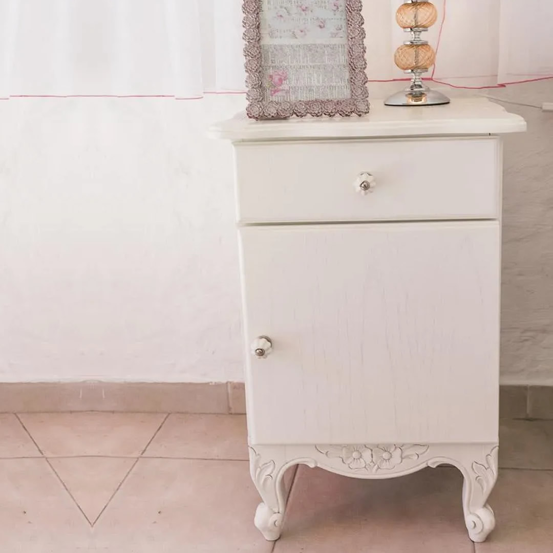 MESITA DE LUZ CON CAJON Y PUERTA